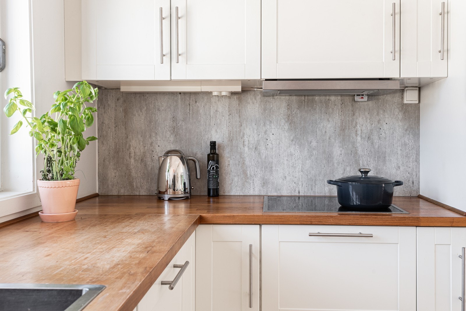 Rikelig med skap- og benkeplass Galleribilde