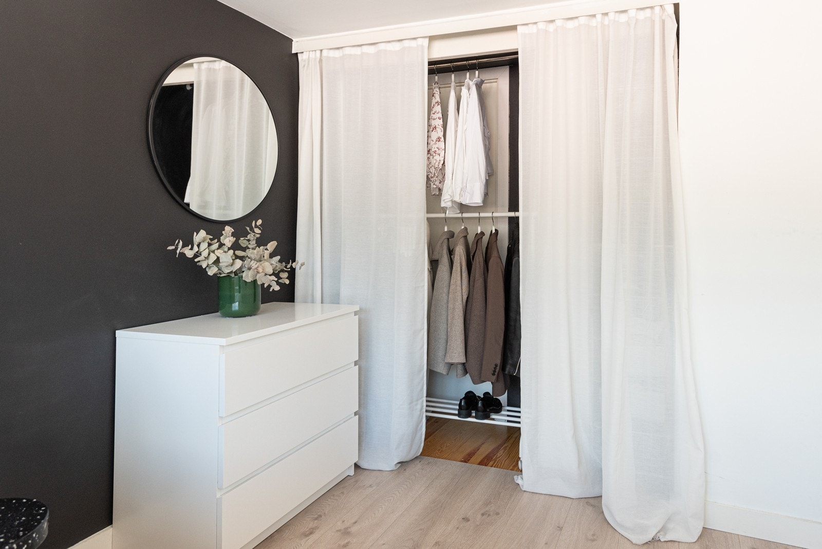 Smart skapløsning på soverom Galleribilde