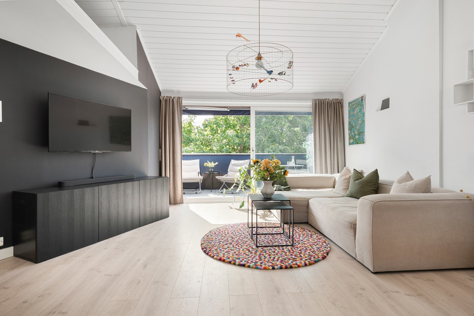 Leiligheten har en gjennomgående og god planløsning med store vindusflater som slipper inn rikelig med naturlig lys Galleribilde