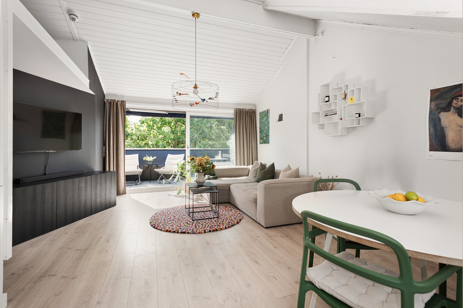 Takhøyden er målt til over 3 meter, noe som gir en luftig og romslig følelse Galleribilde