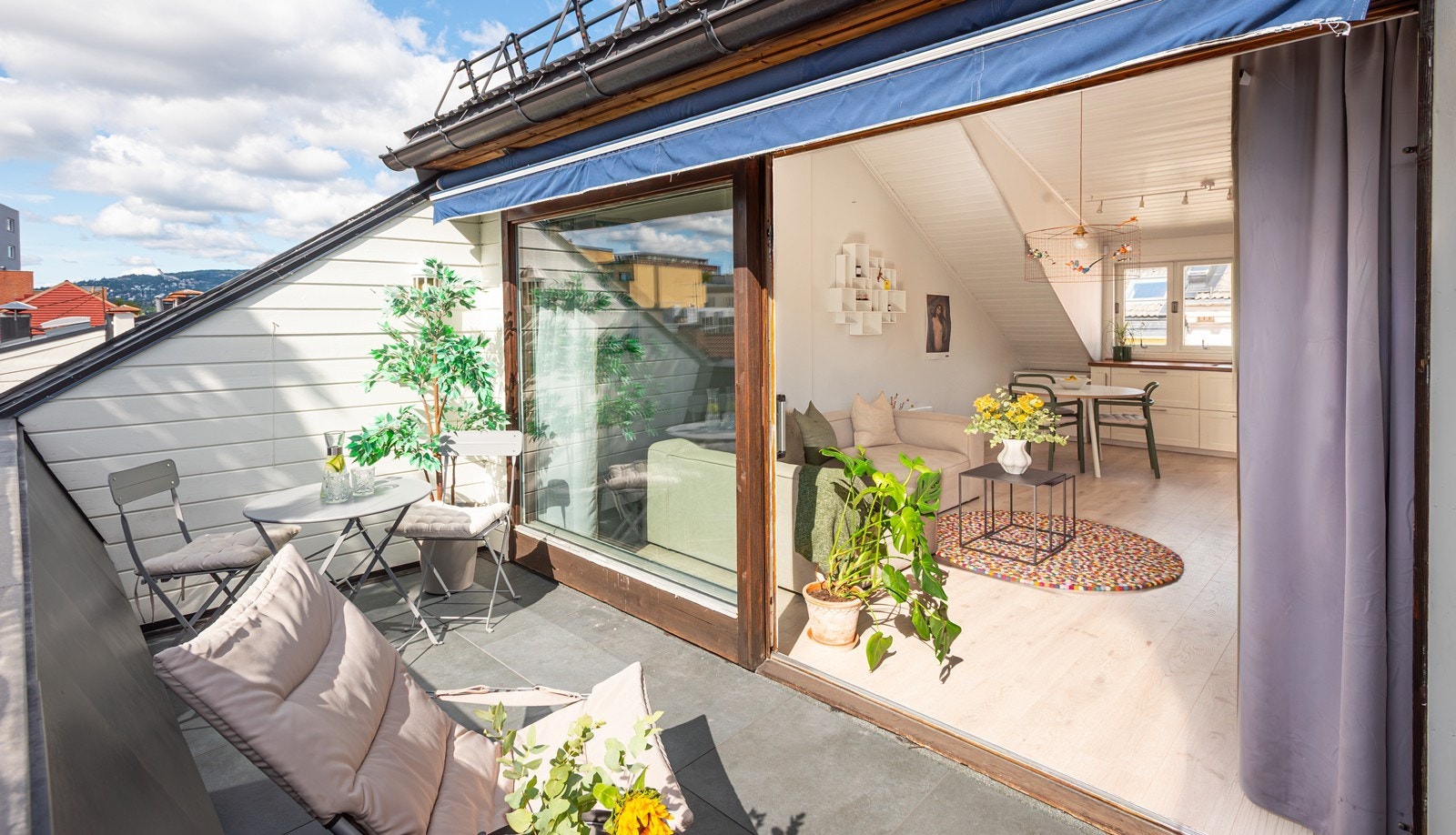 På terrassen er det sol "hele" dagen, og her er det god plass til ønsket utemøblement, grill m.m. Galleribilde