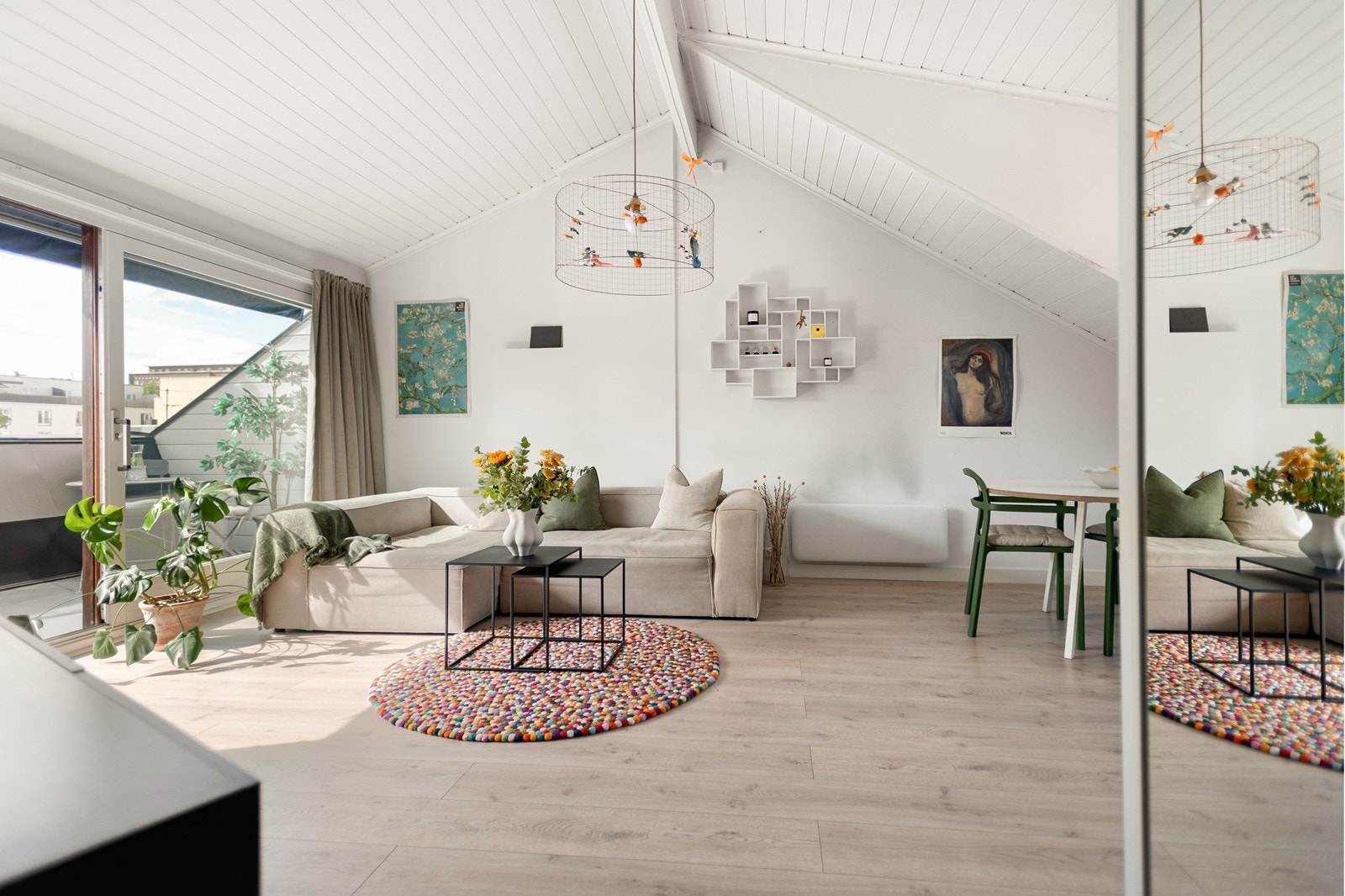 Lys og romslig stue med plass til sofaløsning, sofabord, spisebord og tilhørende møblement Galleribilde