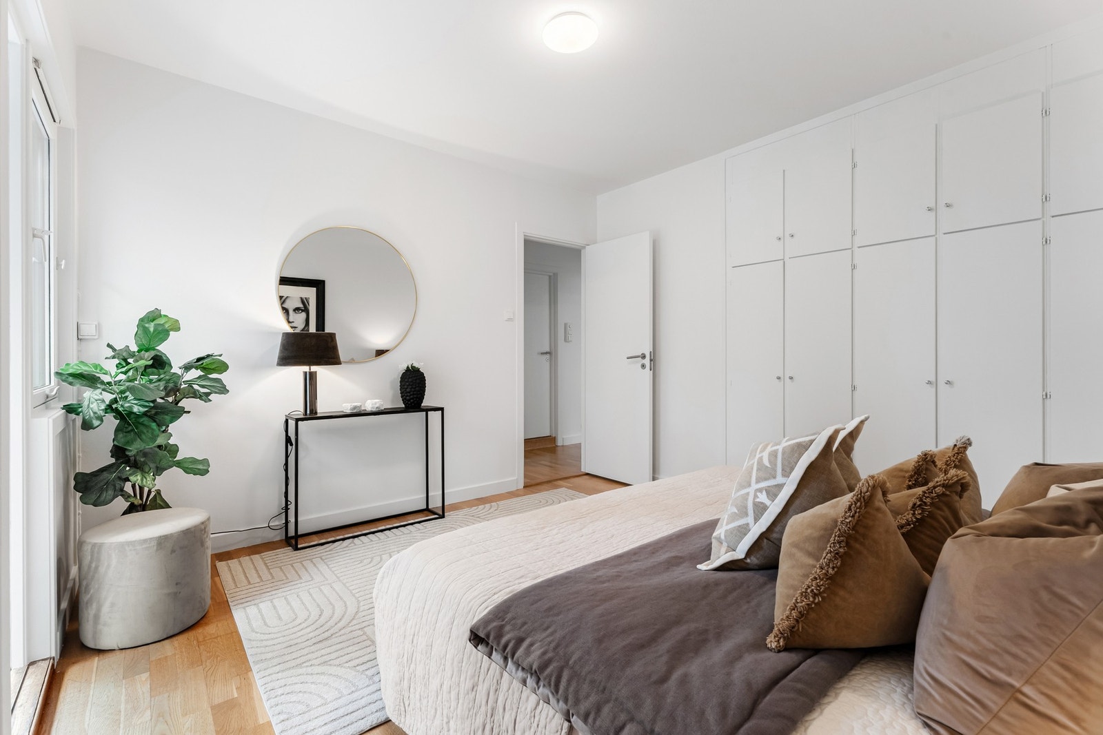 Rommet har i tillegg godt med oppbevaringsplass i plassbygde skap. Galleribilde