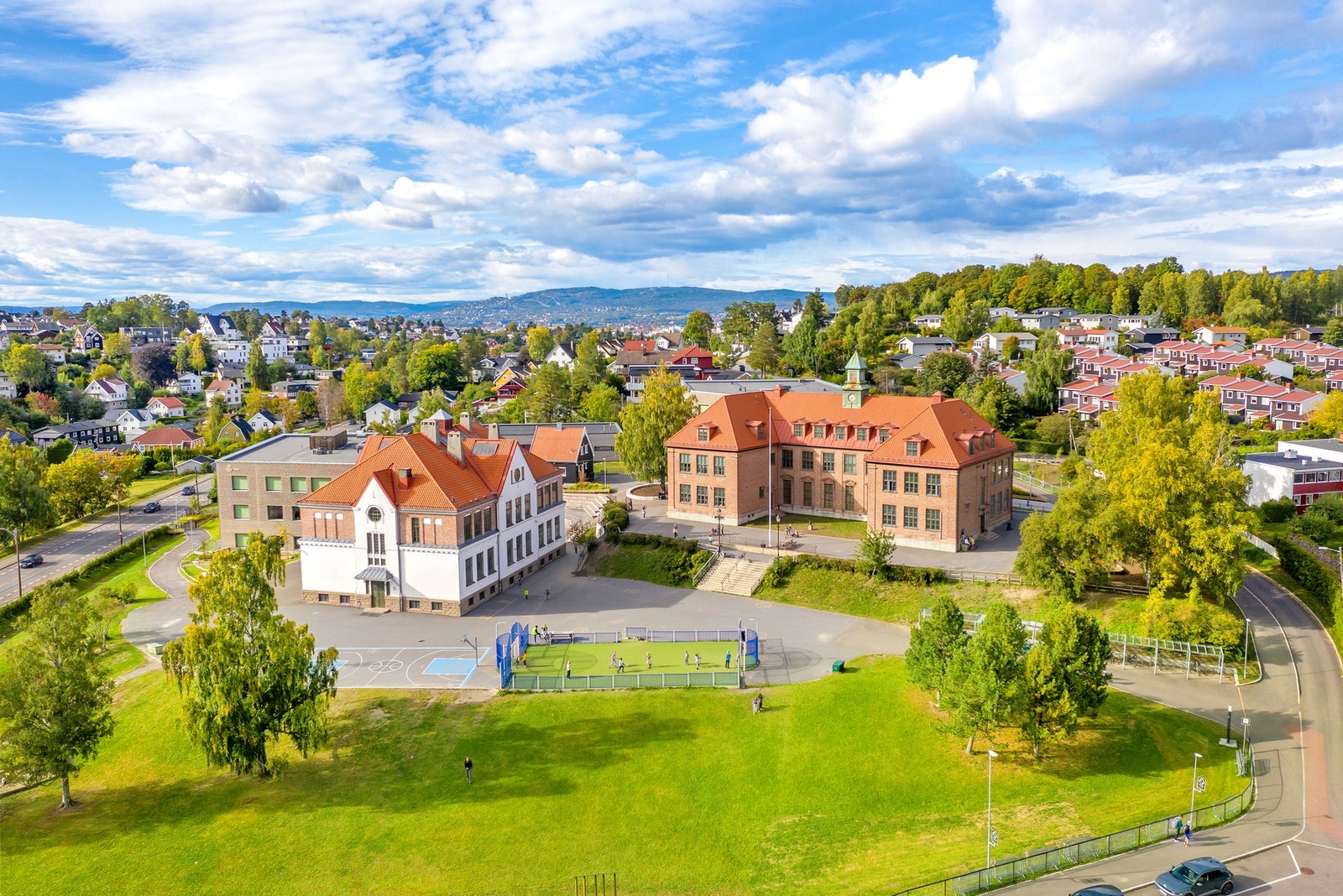 Leiligheten sokner til populære Østensjø barneskole, som ligger i kort gangavstand fra boligen. Galleribilde