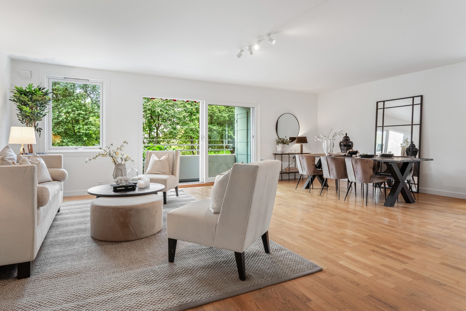 Haakon Tveters vei 12 er en attraktiv 4-roms selveier på 125m² med to balkonger, medfølgende garasjeplass og peis. Det er heis i bygget. Galleribilde