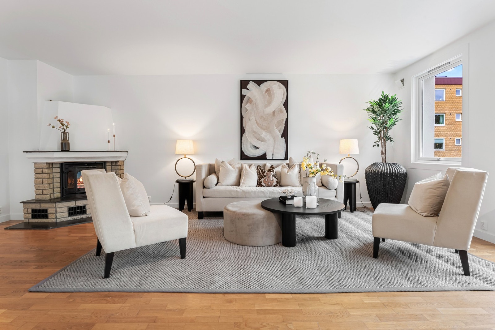 I det ene hjørnet av stuen er det en oppmurt, åpen peis for ekstra hygge. Galleribilde