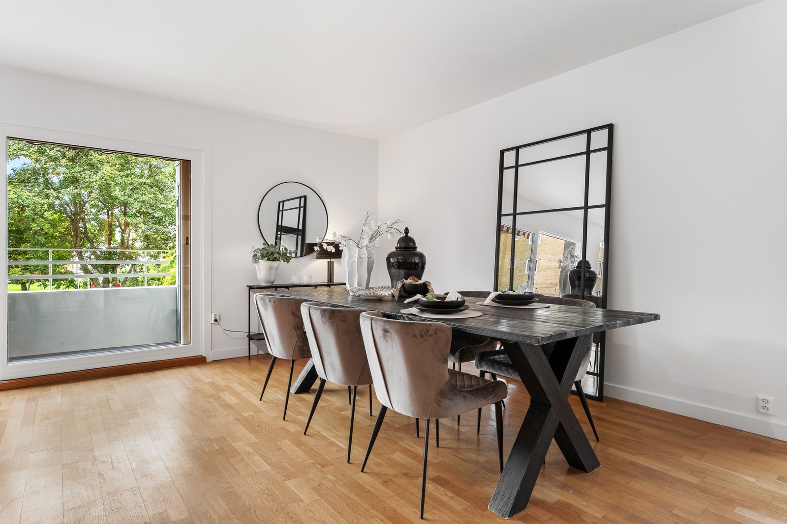 Det passer utmerket å innrede med et stort spisebord i stuen. Tak og veggoverflater er sparklet og nymalt. Galleribilde