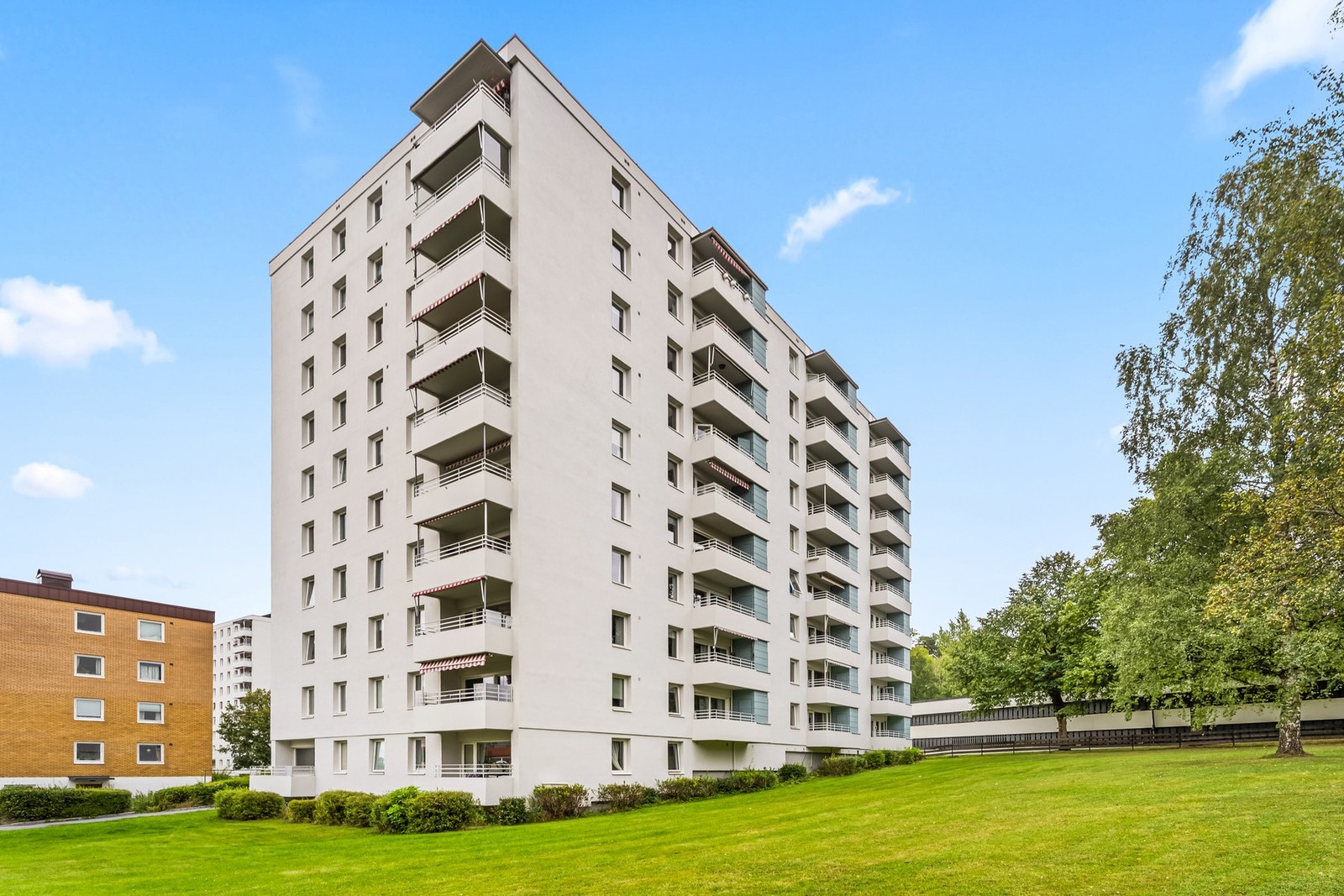 Boligen ligger i et skjermet, attraktivt og barnevennlig boligområde på Østensjø med nærhet til skoler, barnehager, offentlig kommunikasjon, samt et godt utvalg av fasiliteter og servicetilbud. Galleribilde