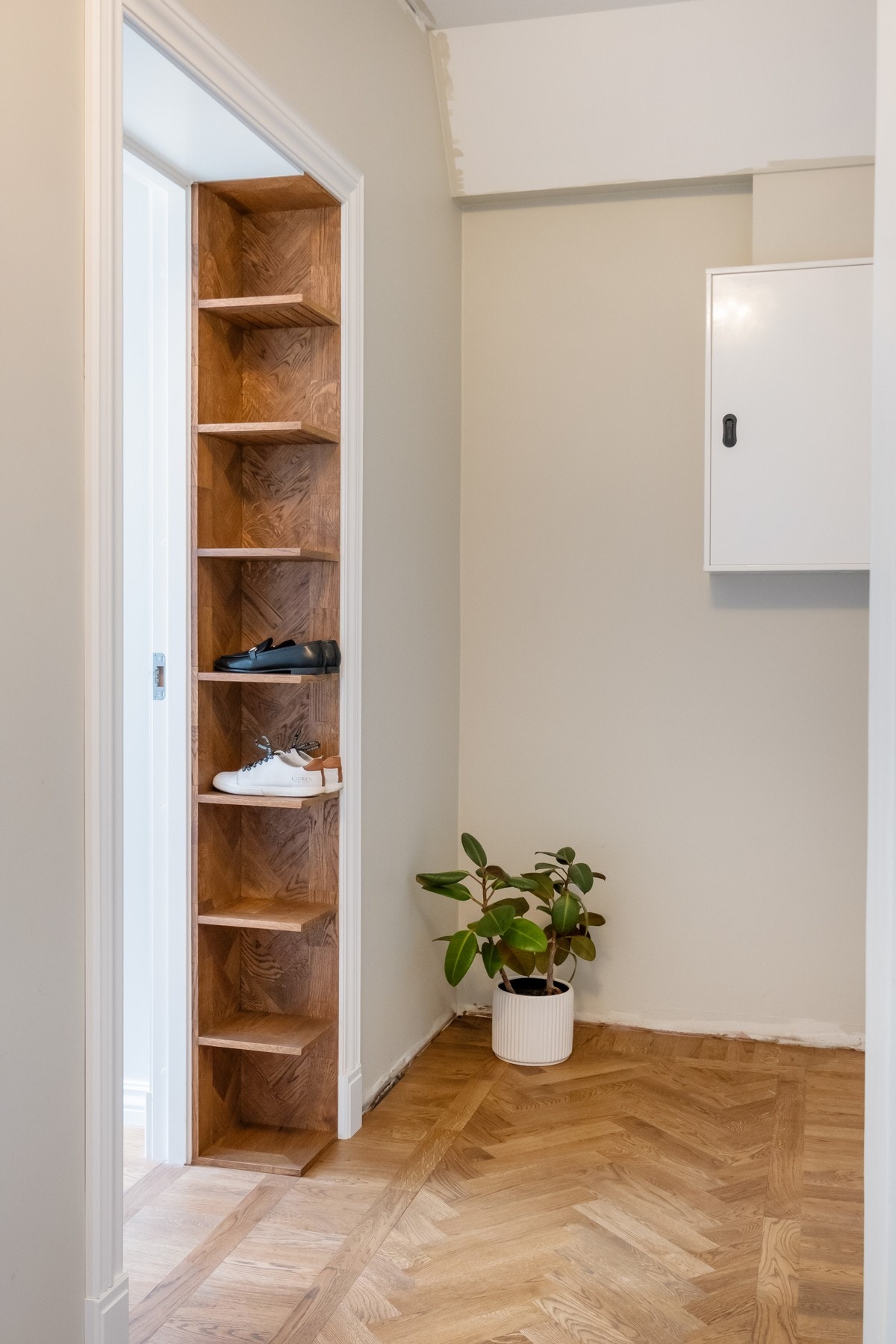 I inngangspartiet er det god plass til oppheng av klær og plassering av sko. Galleribilde