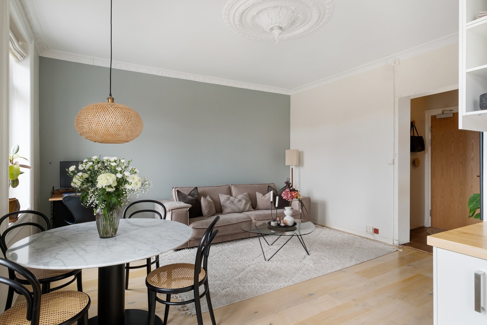 Kontrastveggen i stuen er en lekker detalj. Galleribilde