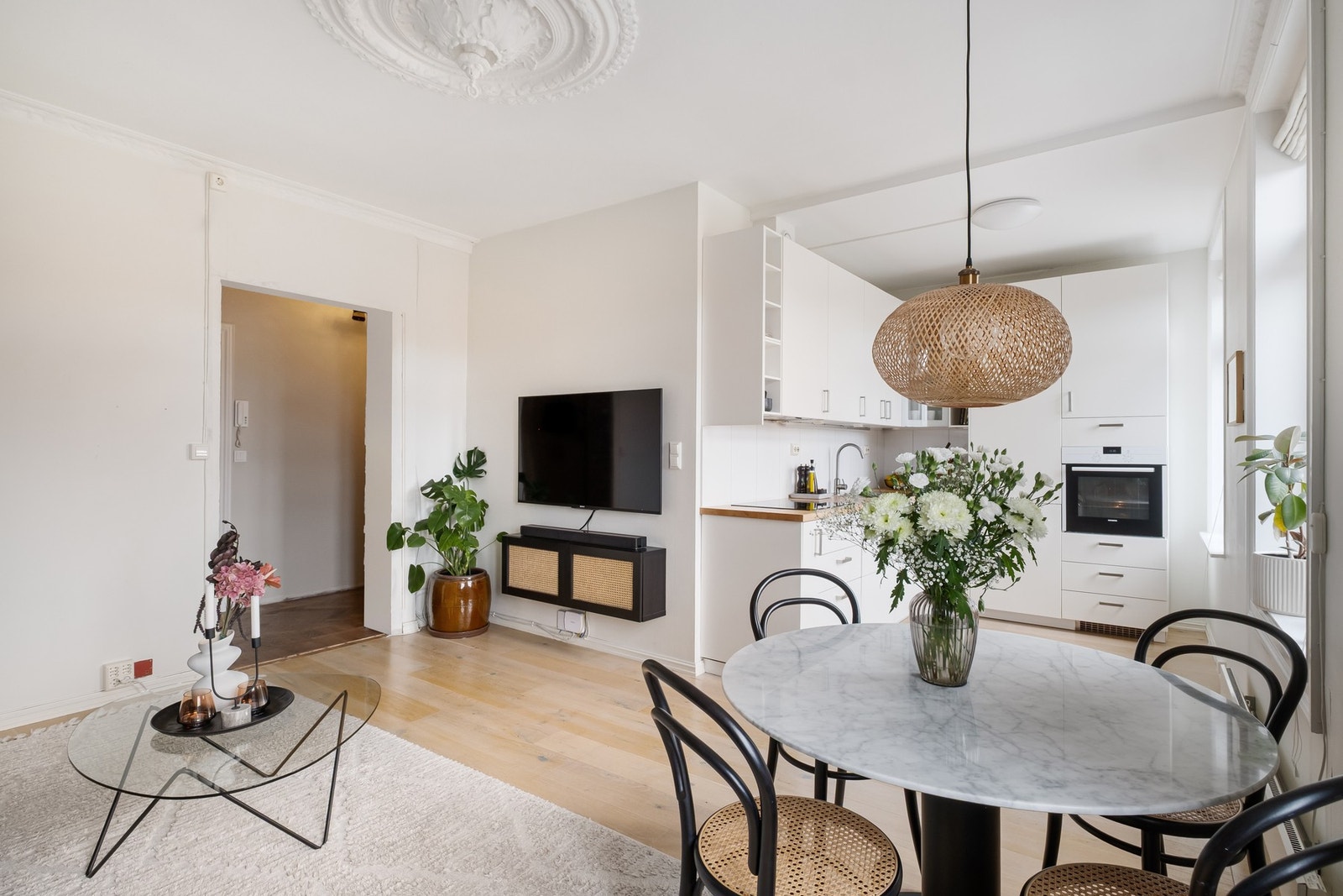 Stukkatur og rosett gir et "løft" til atmosfæren i boligen. Galleribilde