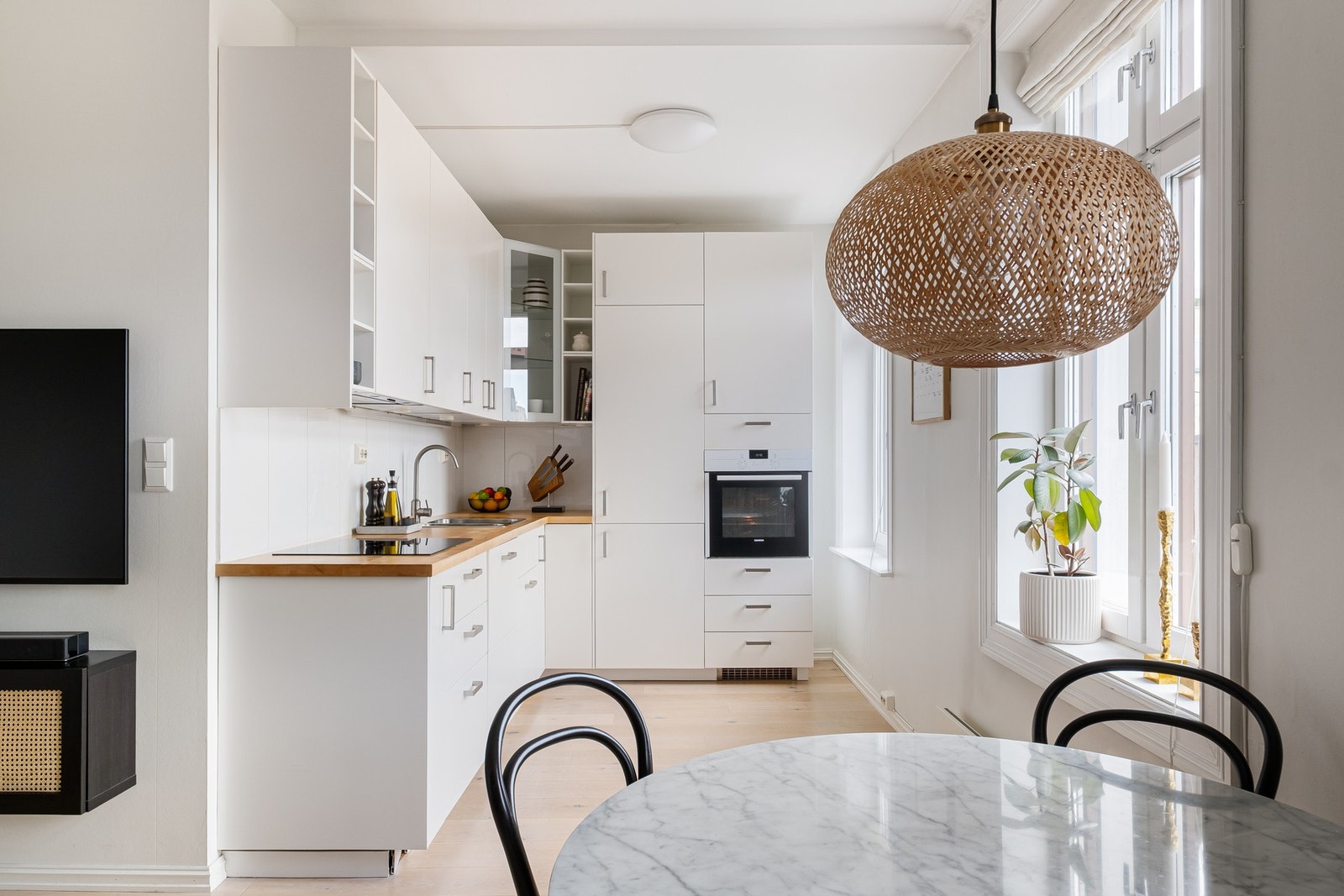 Den åpne løsningen gjør at kjøkkenet fungerer fint som en sosial sone. Galleribilde