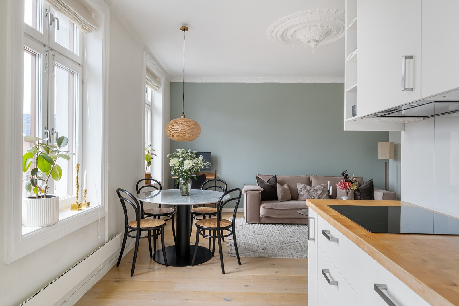 Kjøkkenet og stuen får rikelig med naturlig dagslys. Galleribilde