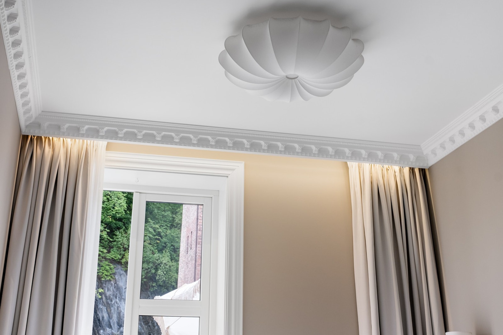 Det er stukkatur både i stuen og på soverommet. Galleribilde