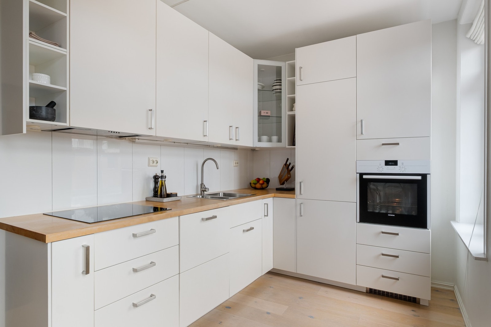 Det er montert integrerte hvitevarer og ovn i høyskap. Galleribilde