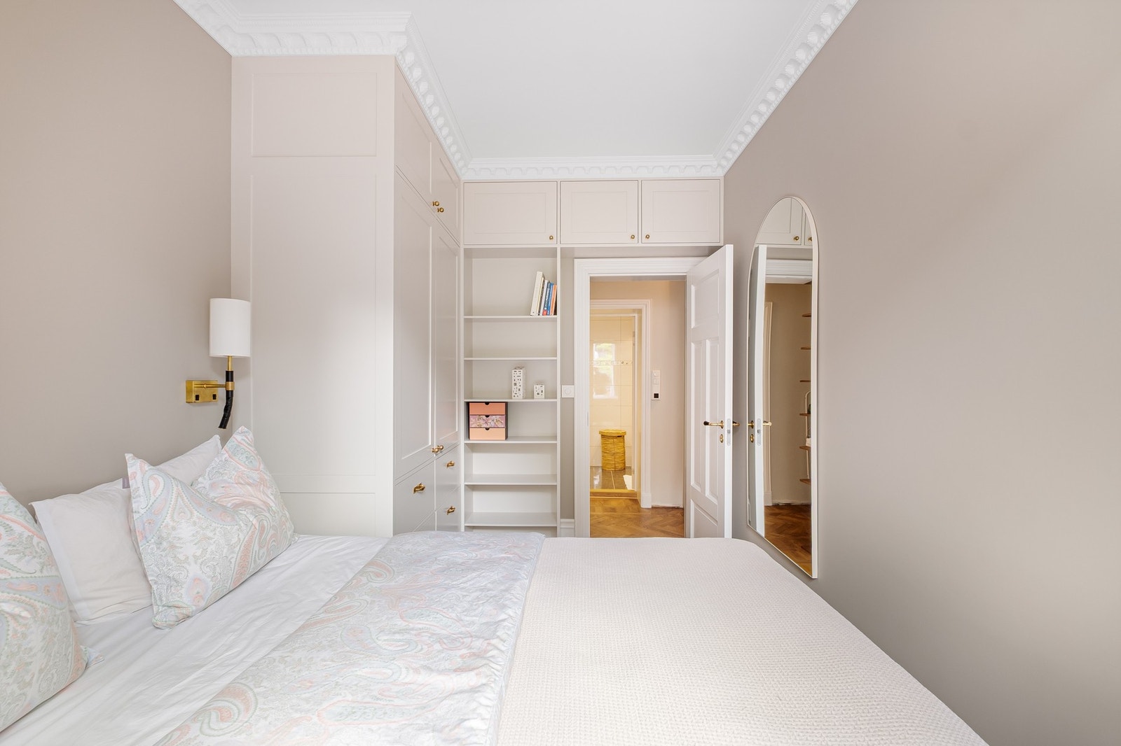 Soverommet er oppgradert med skjult elektrisk anlegg, garderobeskap og heltre gulv med fiskebensmønster. Galleribilde