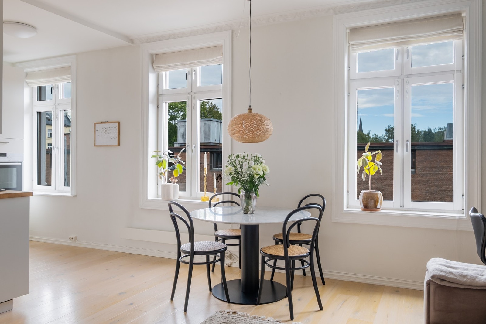 Stuen for rikelig med naturlig dagslys. Galleribilde