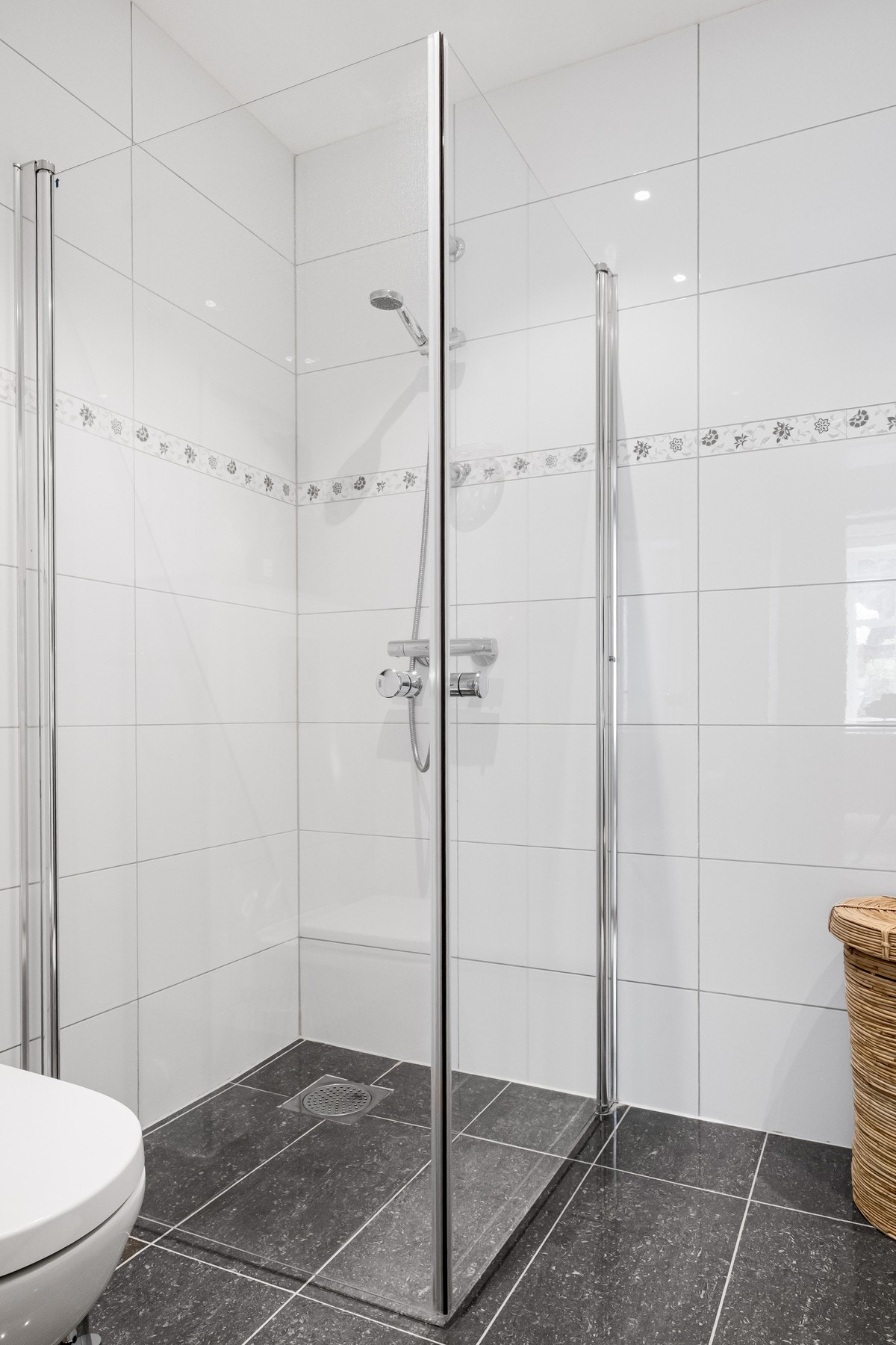 Svingbare dusjdører er praktisk og plassbesparende. Galleribilde