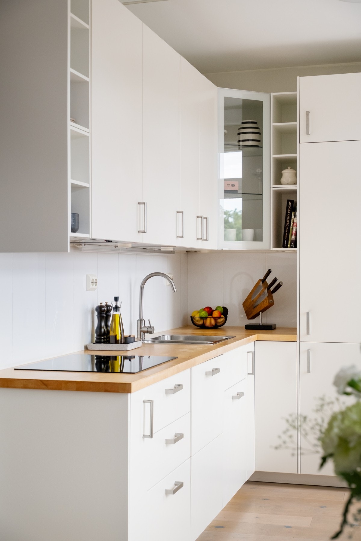 Kjøkkenet har god arbeidsplass og rikelig med oppbevaring. Galleribilde