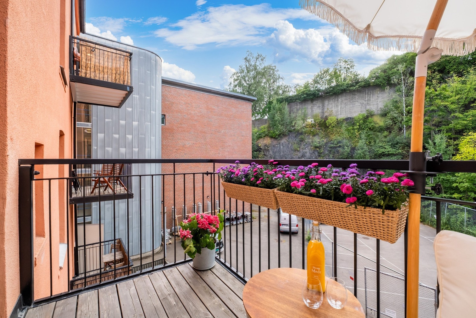 Balkongen fungerer fint som et ekstra rom i den varme årstiden. Galleribilde