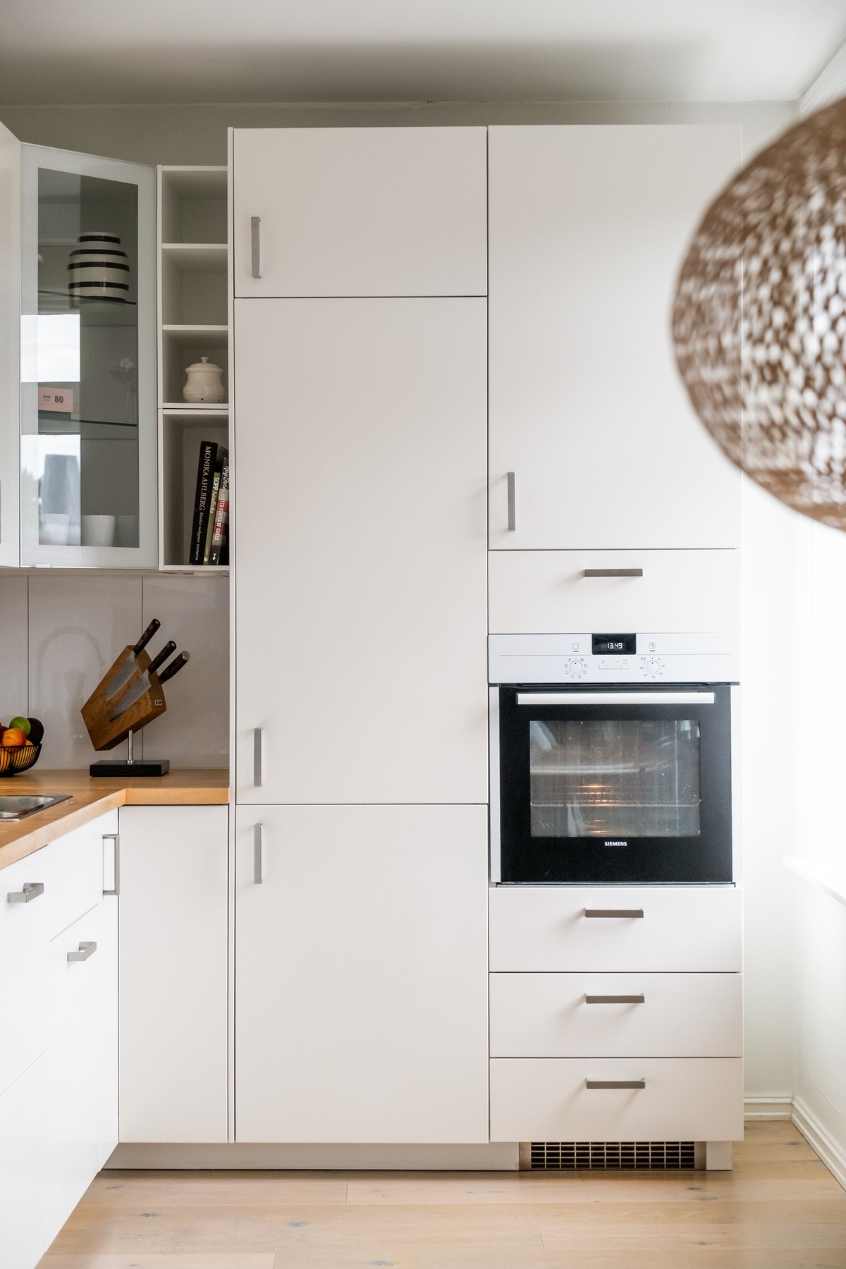 Stekeovn montert i høyskap gir en god arbeidsstilling som forenkler tilberedning av herlige retter. Galleribilde