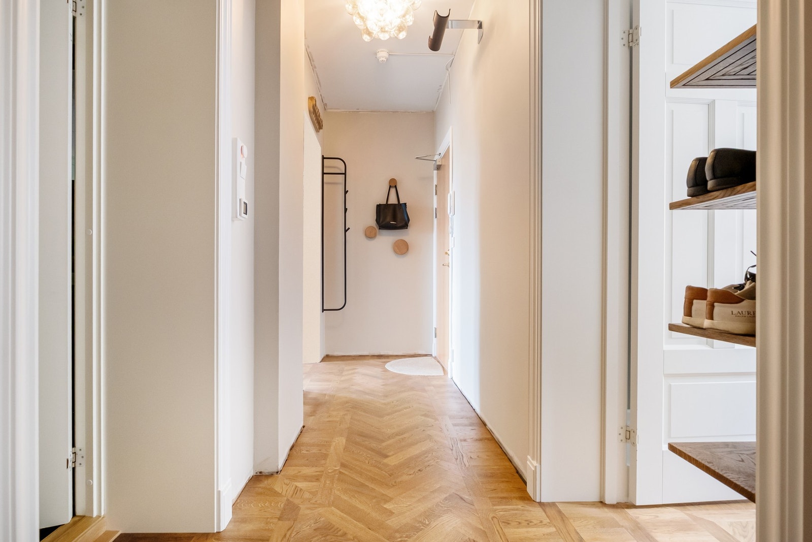 Entréen er et hyggelig første møte med boligen. Galleribilde