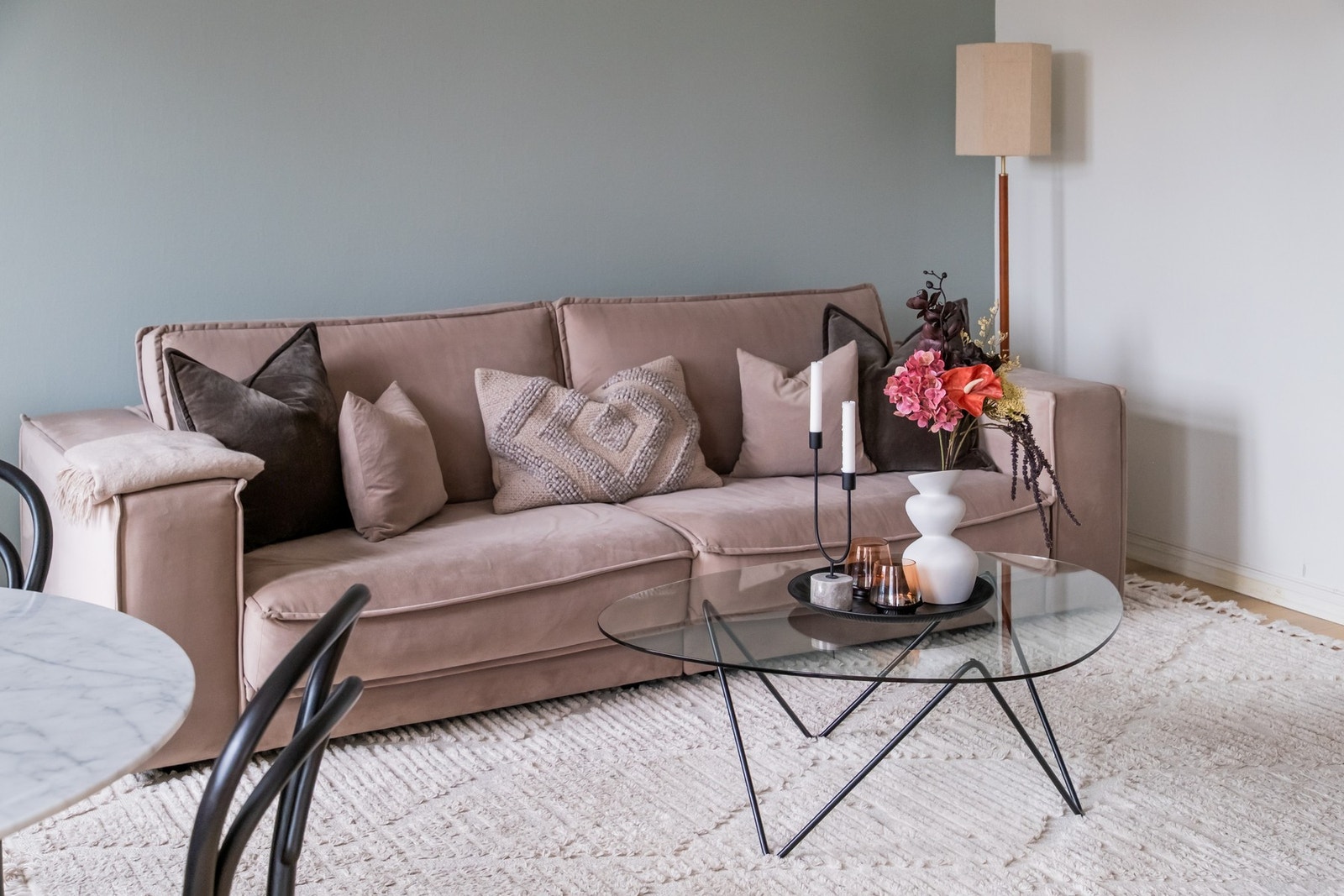 Stuen har plass til en behagelig sittegruppe. Galleribilde