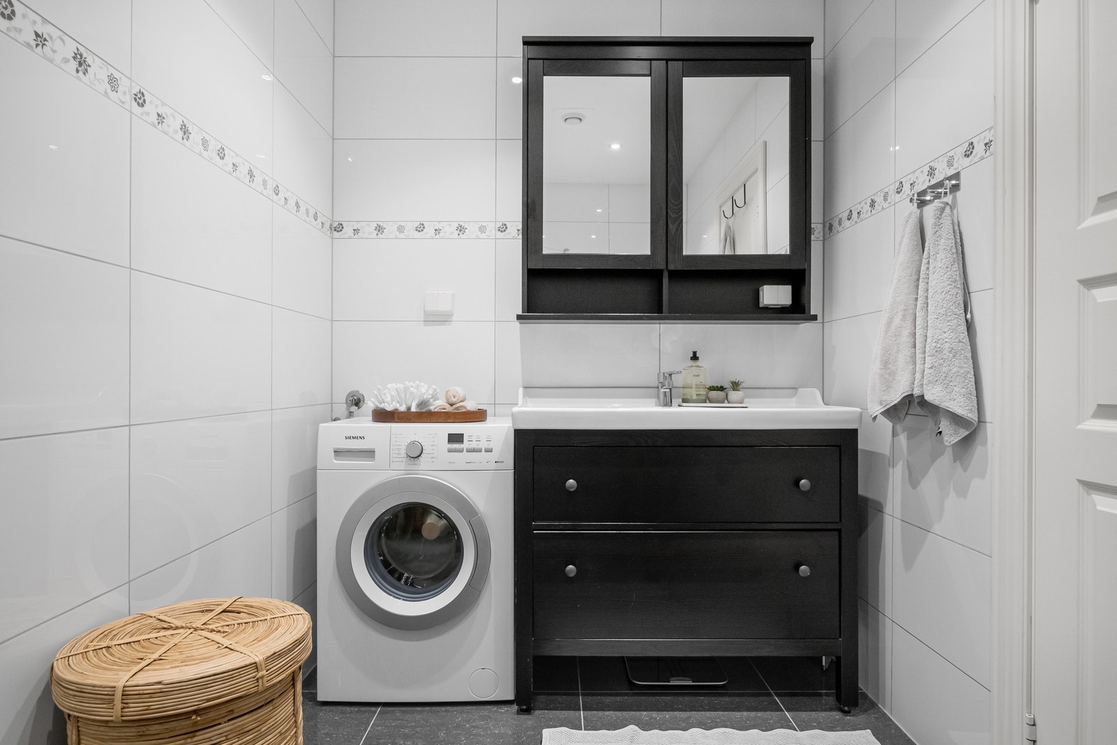 Det er opplegg for vaskemaskin på badet. Galleribilde