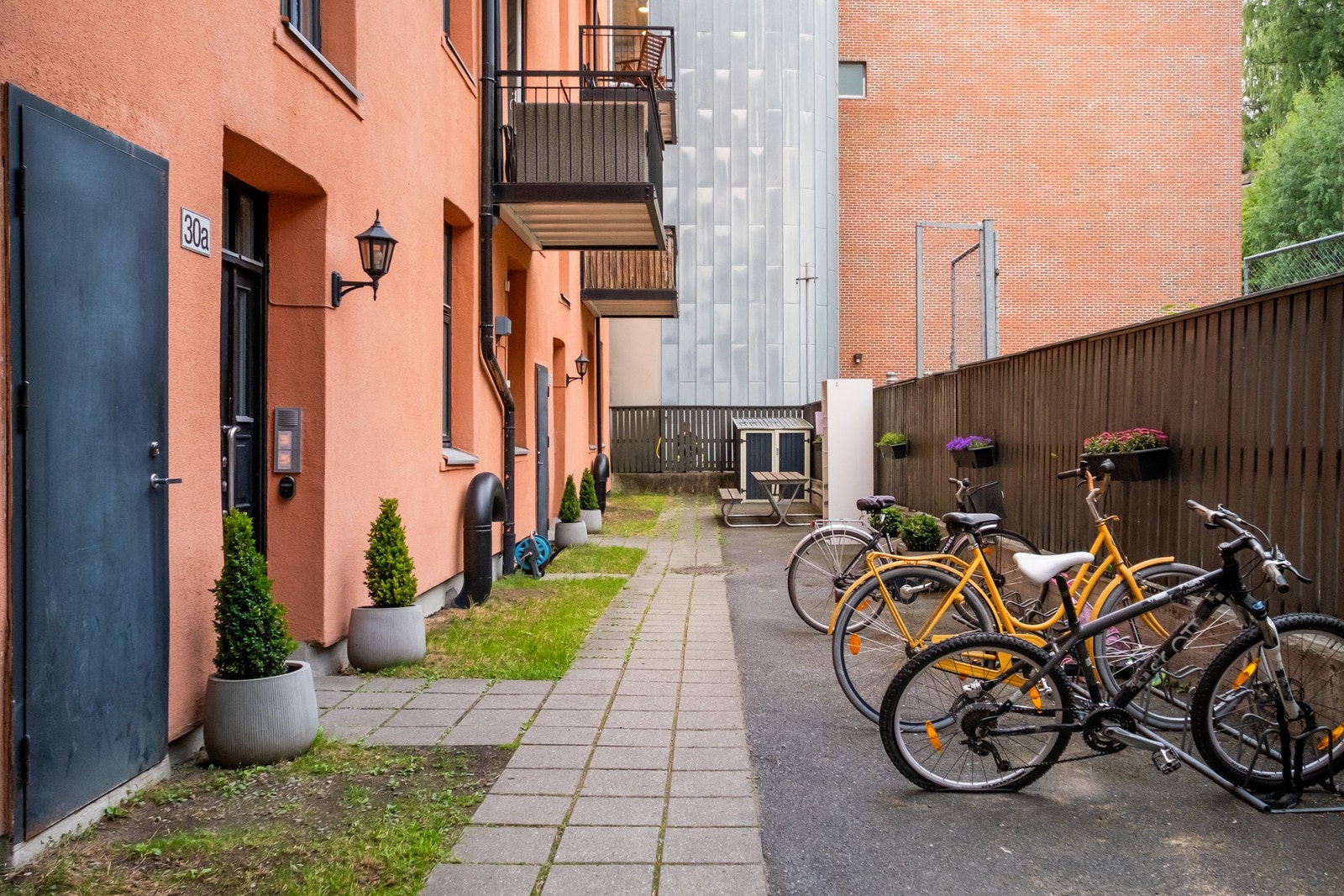 Det er sykkelstativ i det rolige gårdsrommet. Galleribilde
