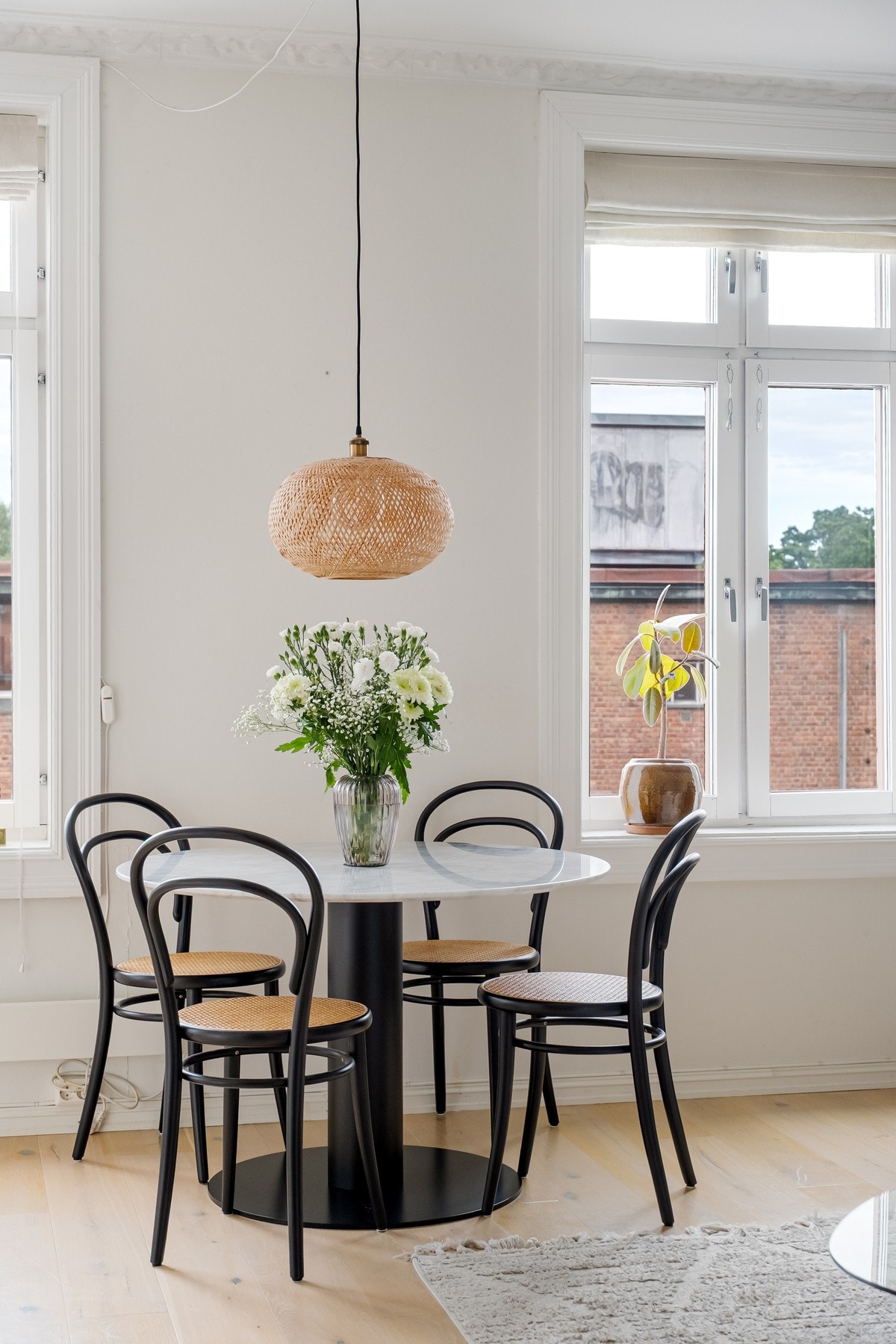 I overgangen mellom stue og kjøkken er det plass til spisebord. Galleribilde