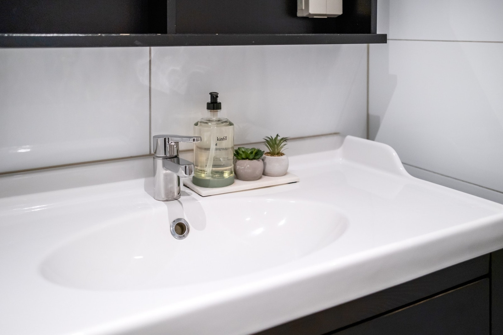 Badet er godt tilrettelagt for en praktisk enkel hverdag. Galleribilde