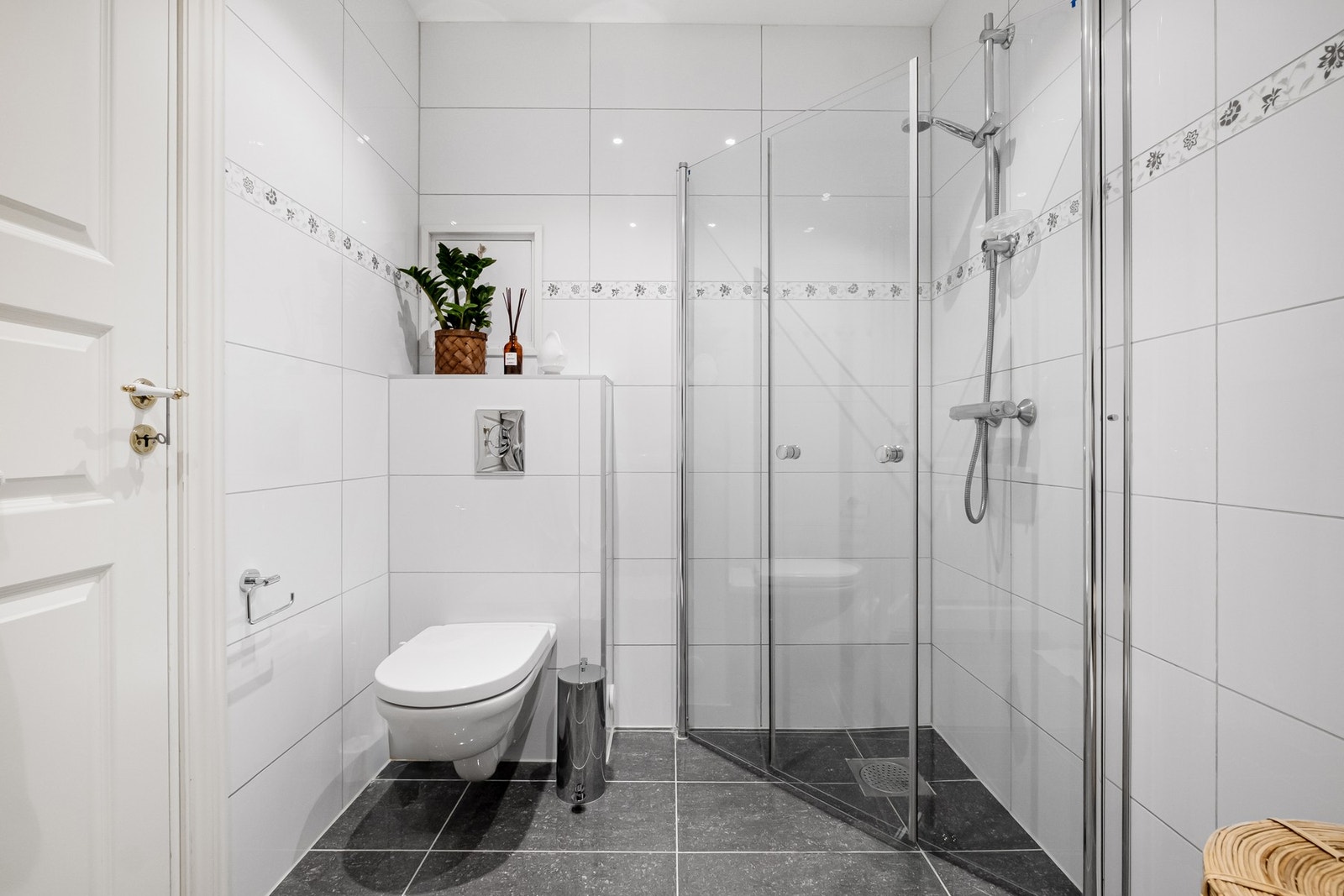 Vegghengt toalett gir et delikat inntrykk samtidig som det forenkler renholdet. Galleribilde