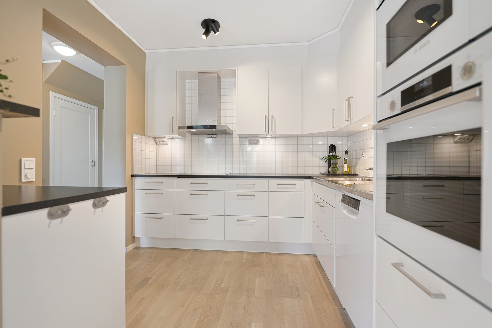 Her er det godt med benk- og skapplass! Galleribilde