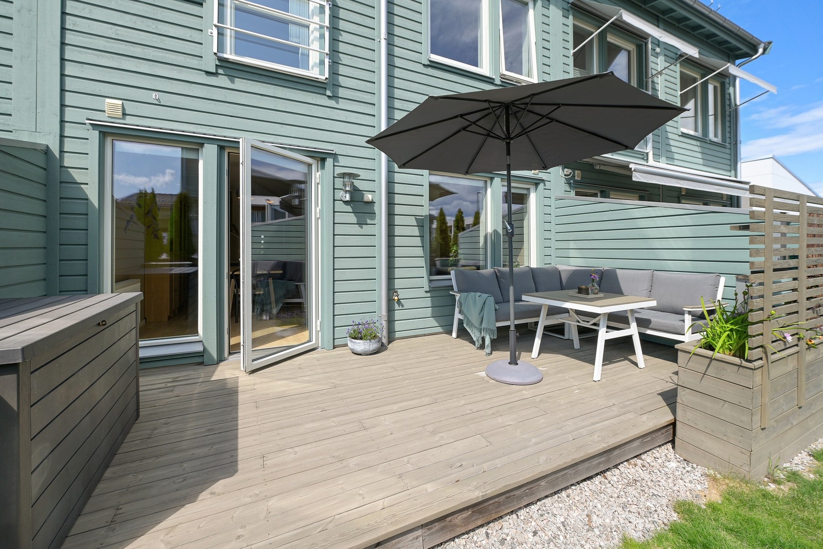 Her har du god plass til utemøbler og grill Galleribilde