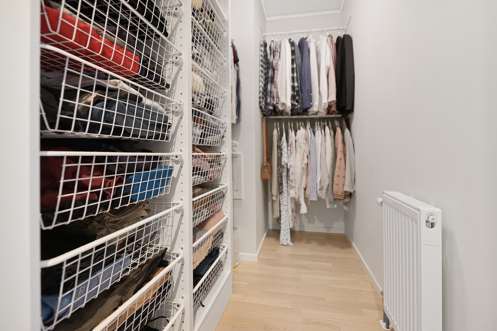 Det er rikelig med lagringsplass, garderoberom i 2. etasje Galleribilde