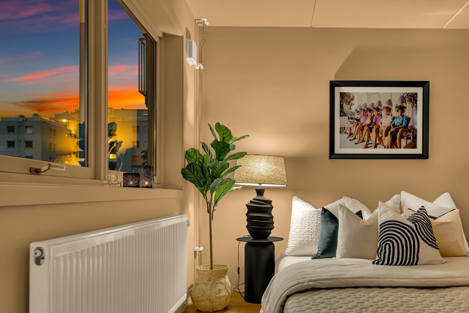 Boligens hovedsoverom er malt i lune og deilige farger. Galleribilde