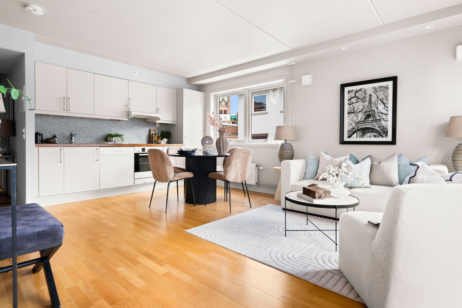 Lys og pen leilighet med gjennomgående moderne standard fra 2007. Galleribilde