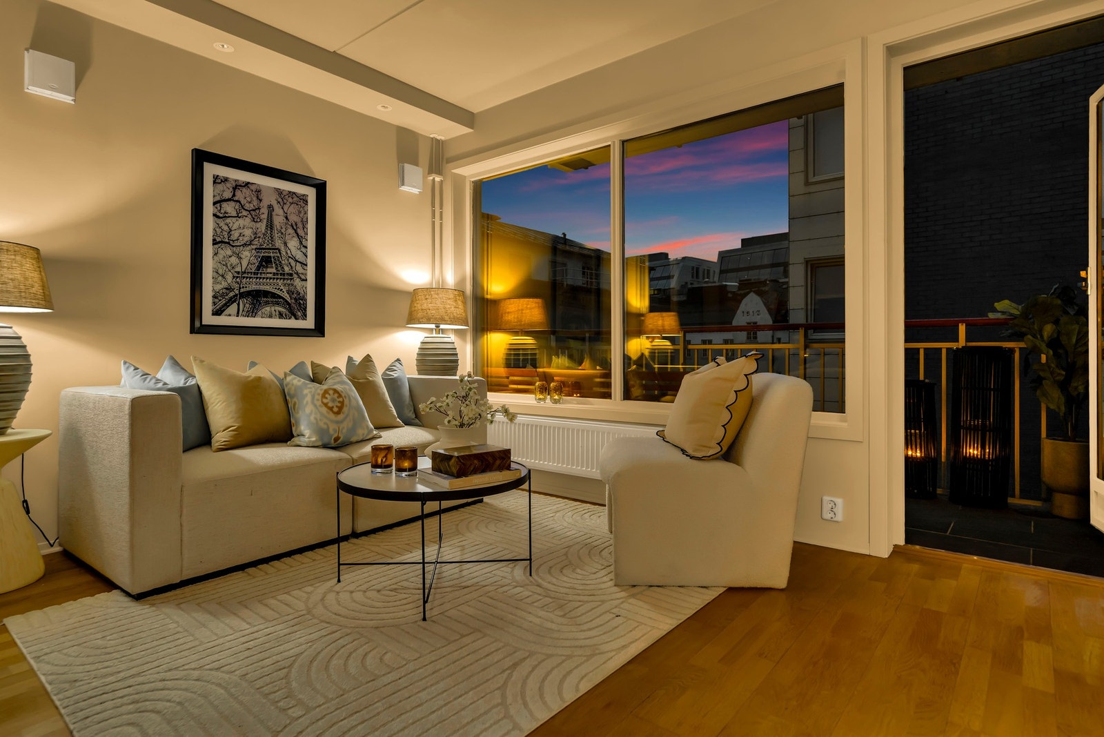 Stuen innbyr til hyggelige stunder blandt nære og kjære med tente lys, og med muligheten til å trekke deg tilbake. Galleribilde