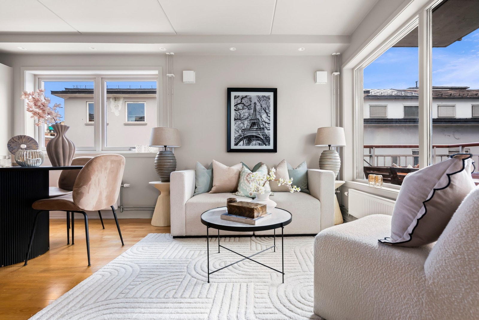 Stuen kan innredes med en enkel sofagruppe med tilhørende møblement. Galleribilde