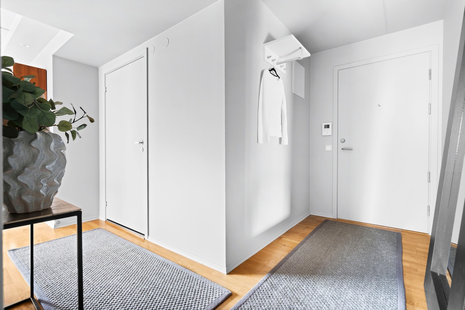 Boligen gir et godt førsteinntrykk. Det er mulighet for å oppbevare ytterklær og sko i gangen. Det er tilgang til boligens baderom og soverom. Galleribilde