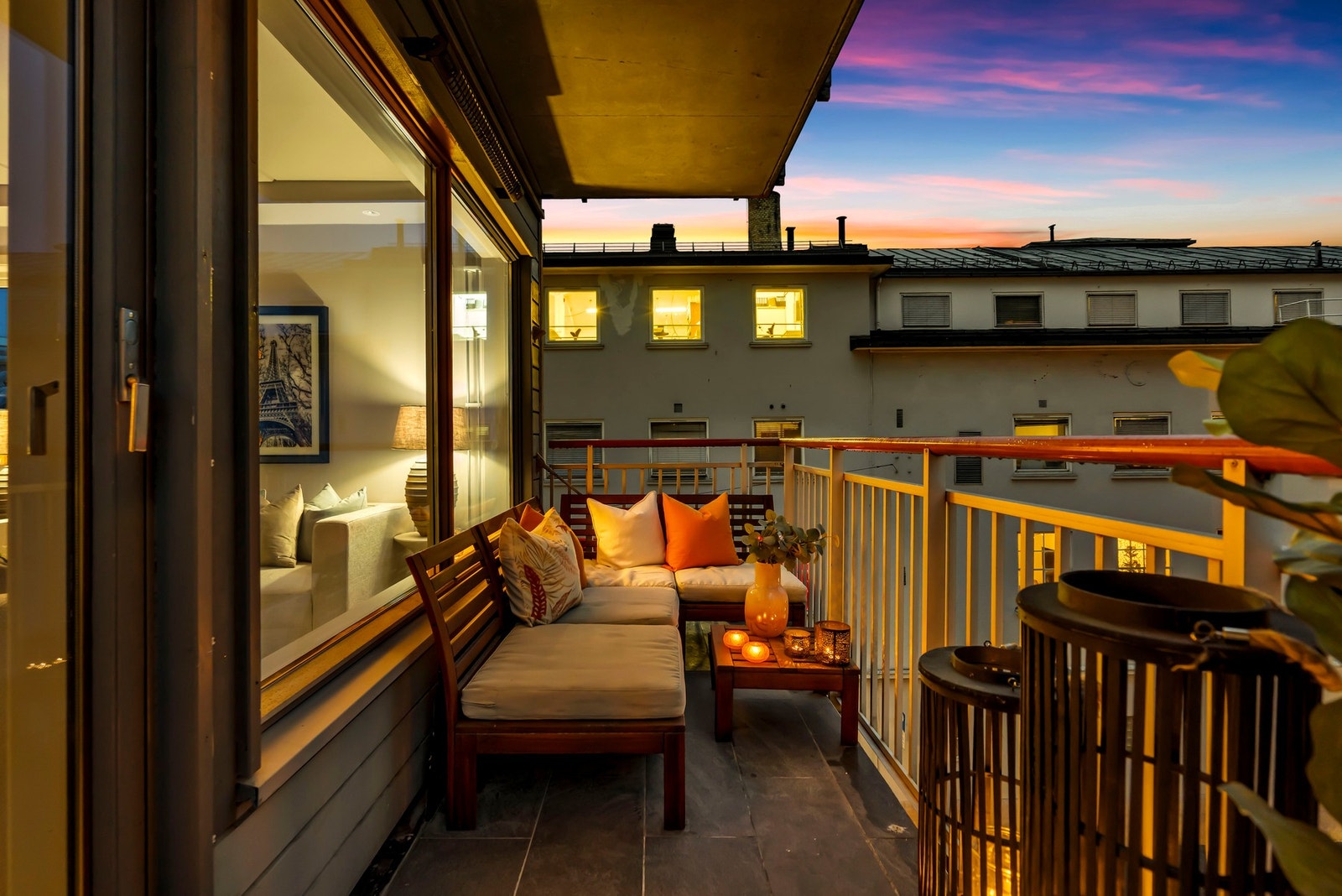 Balkongen en hyggelig frisone vendt mot rolig bakgård. Galleribilde