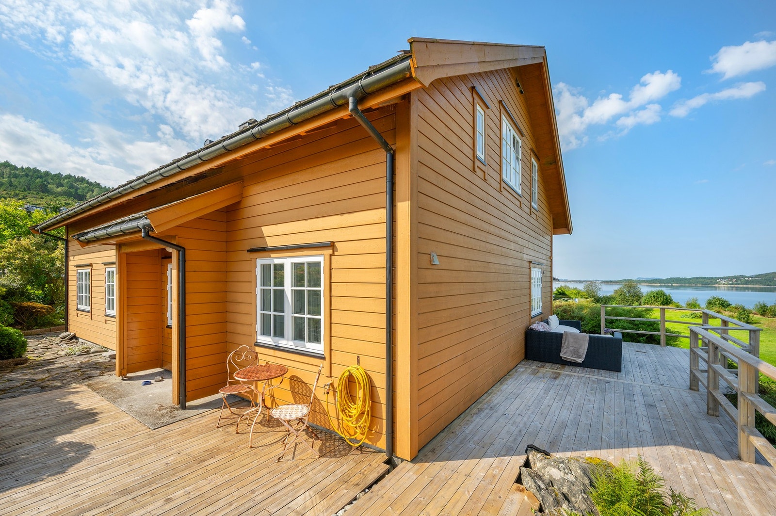 Rundt boligen er det tillaget flotte terrasser og uteplasser. Galleribilde