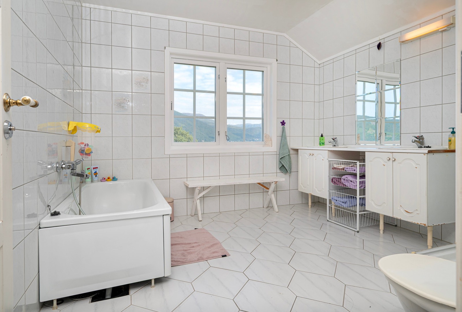 Bad i loftsetasje Galleribilde