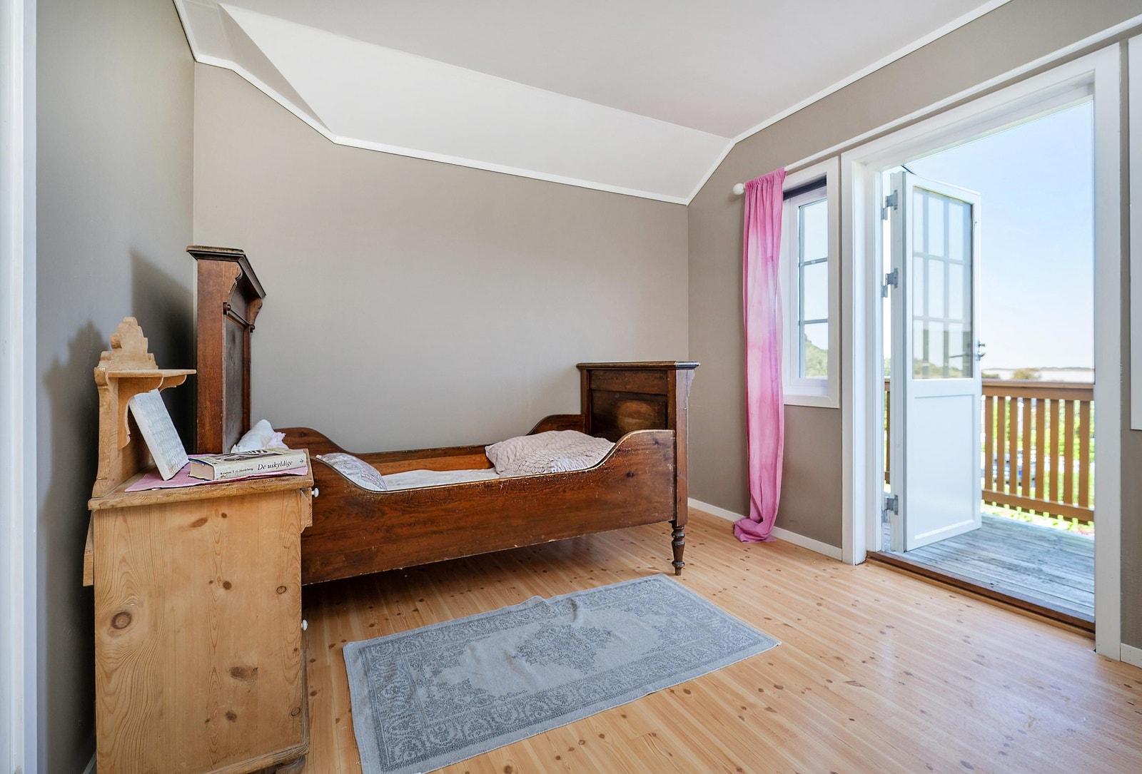 Soverom 1 / med utgang til veranda mot vest Galleribilde