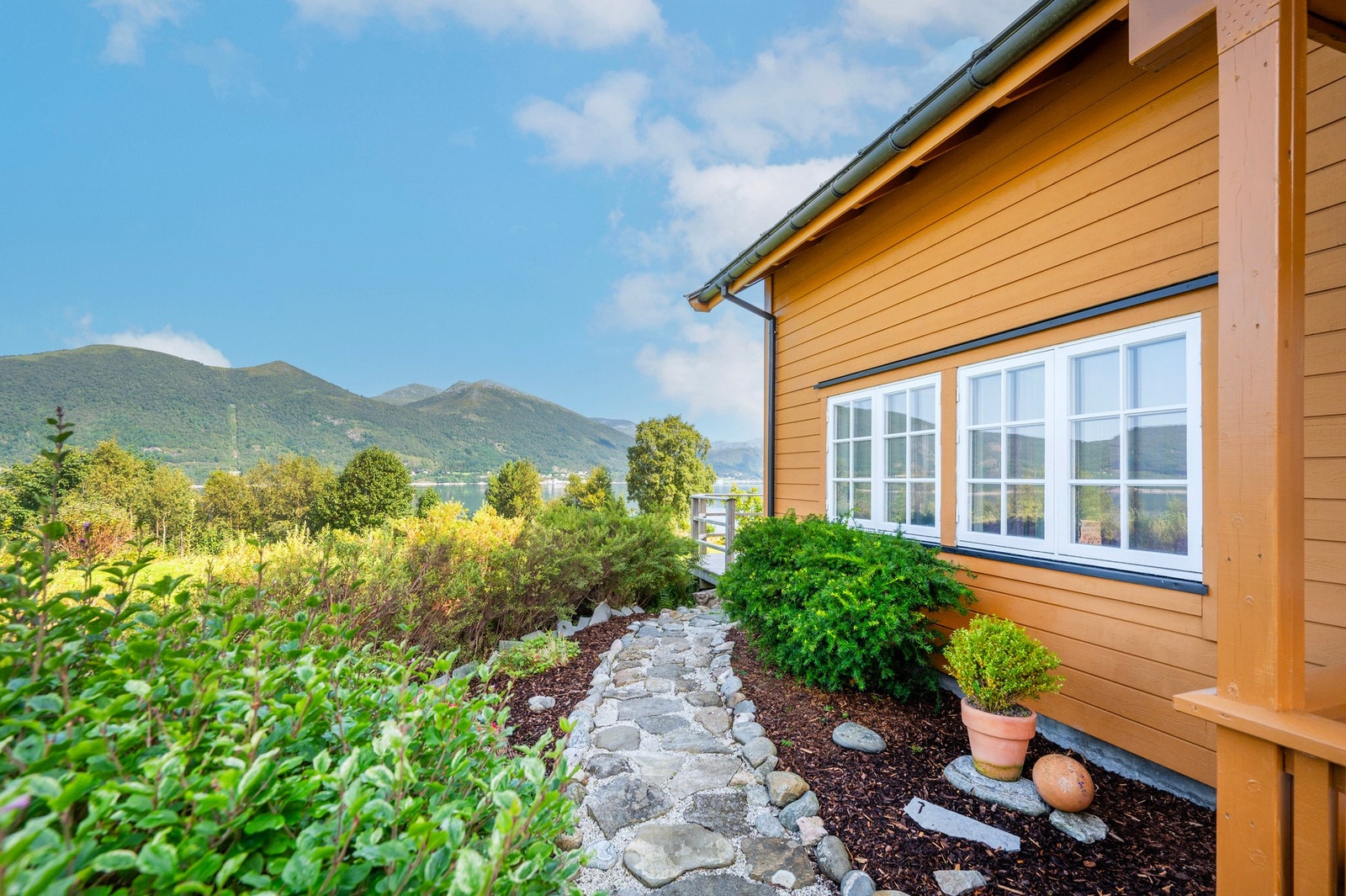 Pent opparbeidet hage rundt hele boligen Galleribilde