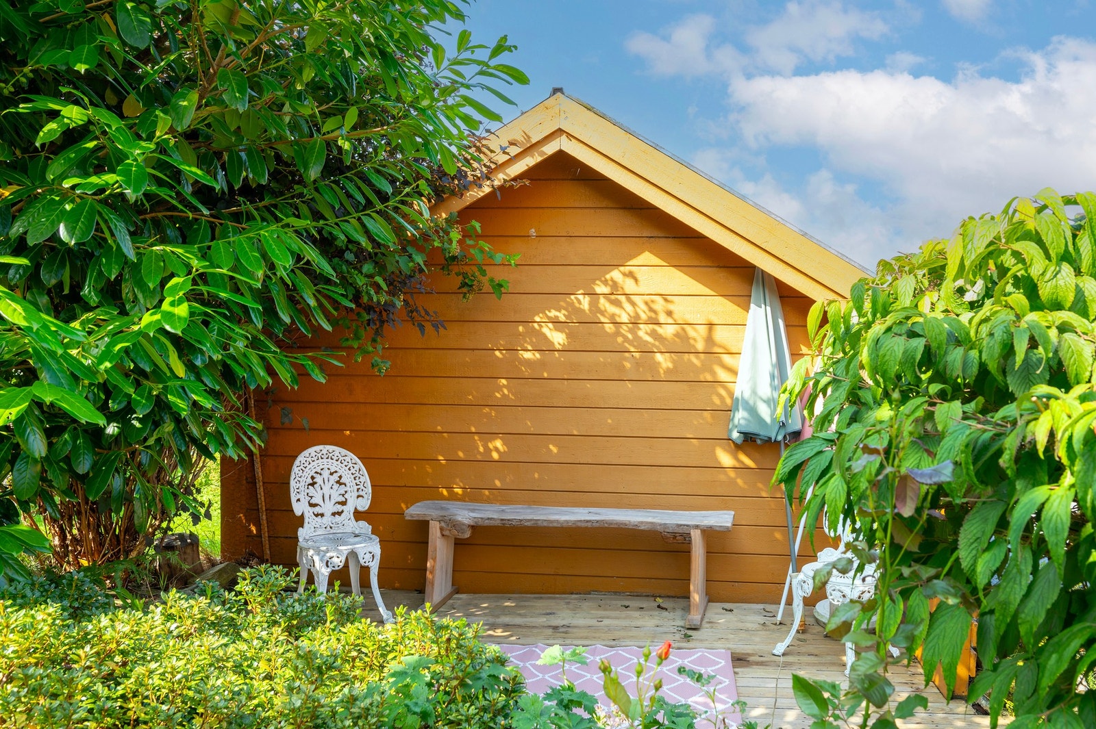 Liten solplass bak garasjen Galleribilde