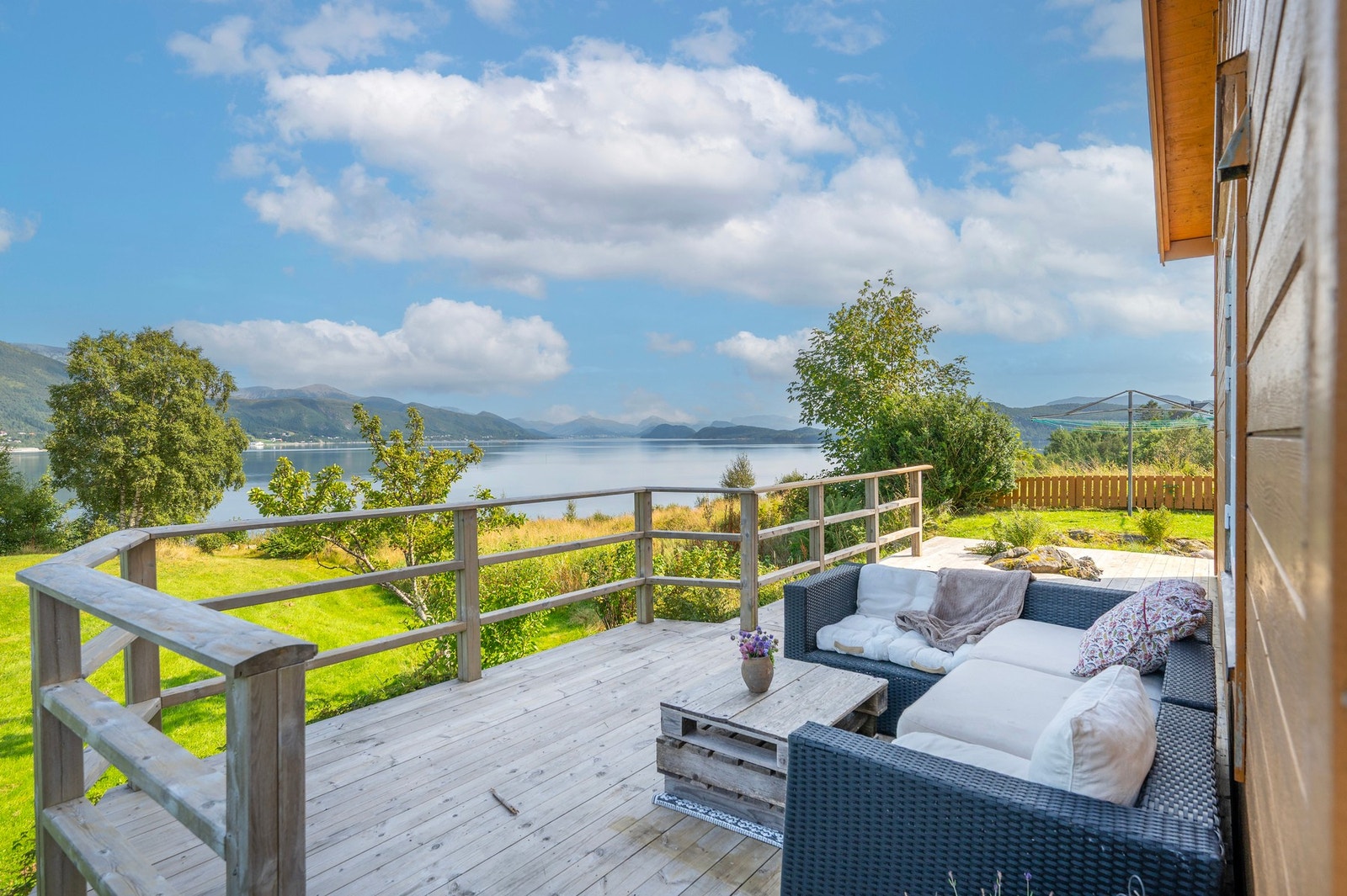 Terrasse - og flott utsikt Galleribilde