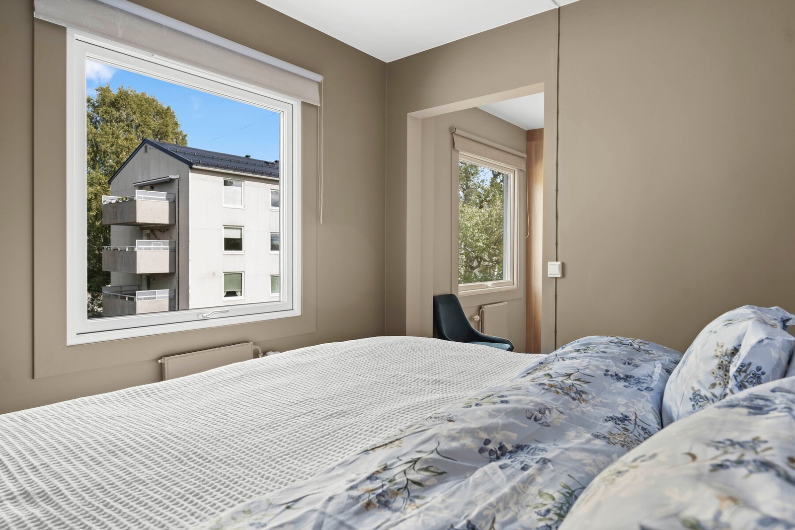 Fra soverommet er det inngang til en walk-in garderobe med åpen garderobeløsning, som medfølger salget. Galleribilde