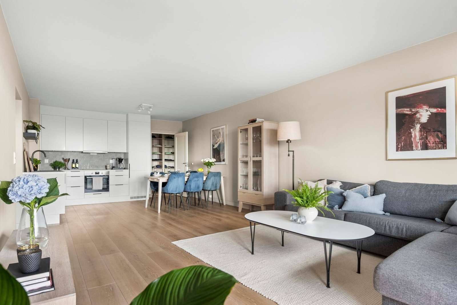 Dette er en meget lekker, gjennomgående 4-r leilighet som ble grundig oppusset i 2020. Galleribilde