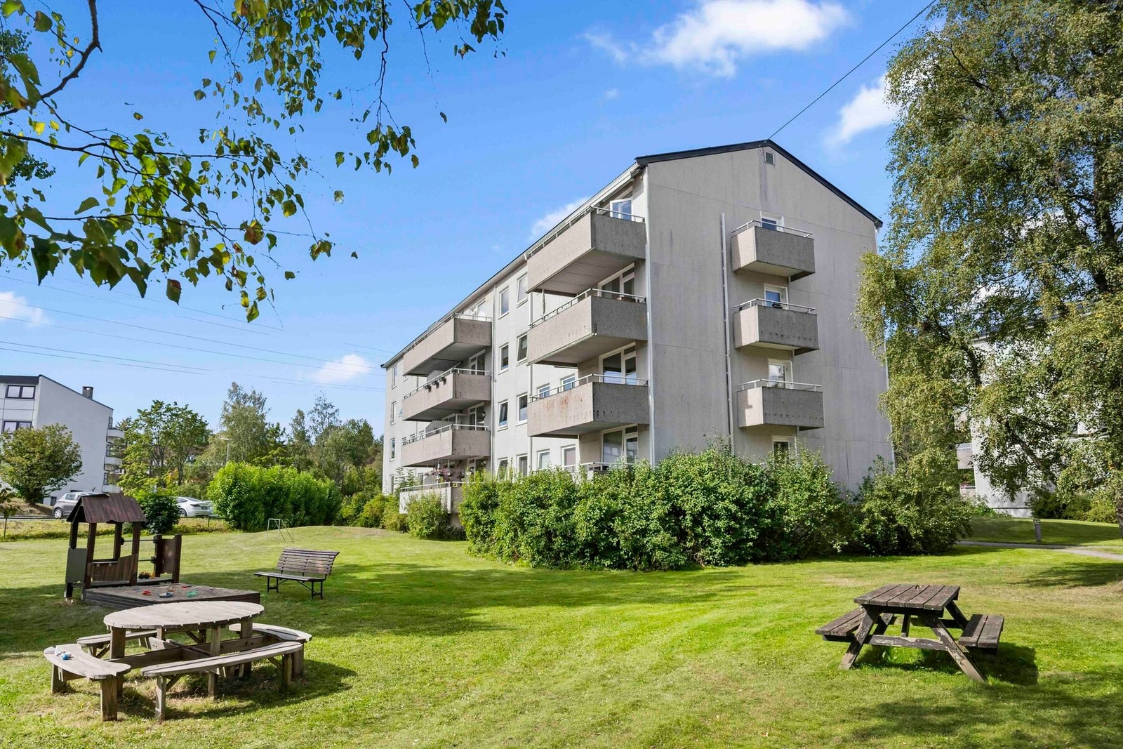 Veldrevet sameie med grønne fellesområder pent opparbeidet med store gressplener og sitteplasser like utenfor. Galleribilde